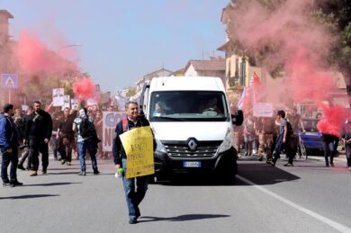 Pisa, scontri al corteo anti Renzi: feriti