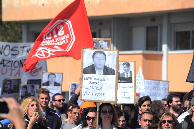 Pisa, scontri al corteo anti Renzi: feriti Pisa, scontri al corteo anti Renzi: feriti