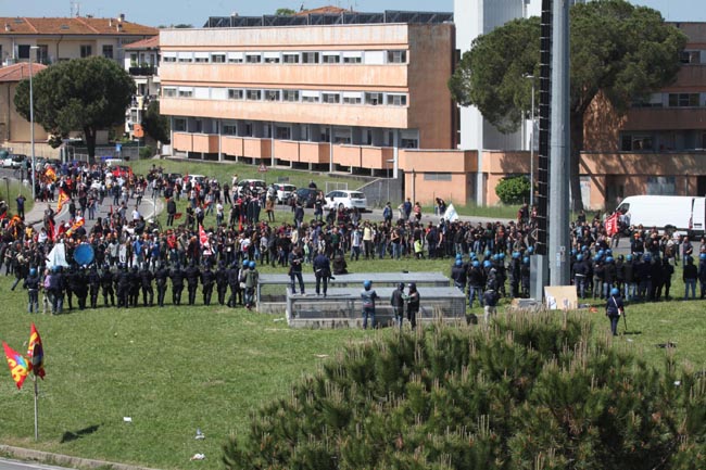 Pisa, scontri al corteo anti Renzi: feriti Pisa, scontri al corteo anti Renzi: feriti