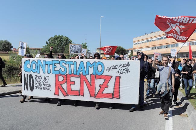 Pisa, scontri al corteo anti Renzi: feriti Pisa, scontri al corteo anti Renzi: feriti
