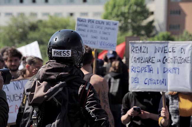 Pisa, scontri al corteo anti Renzi: feriti Pisa, scontri al corteo anti Renzi: feriti