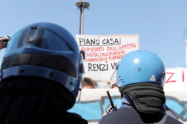 Pisa, scontri al corteo anti Renzi: feriti Pisa, scontri al corteo anti Renzi: feriti