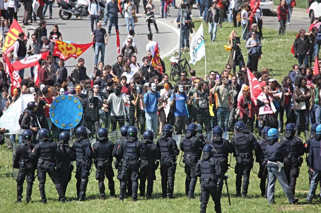 Pisa, scontri al corteo anti Renzi: feriti Pisa, scontri al corteo anti Renzi: feriti