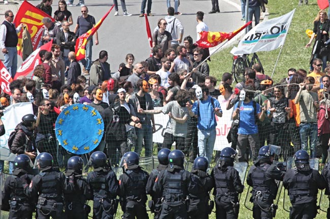 Pisa, scontri al corteo anti Renzi: feriti Pisa, scontri al corteo anti Renzi: feriti