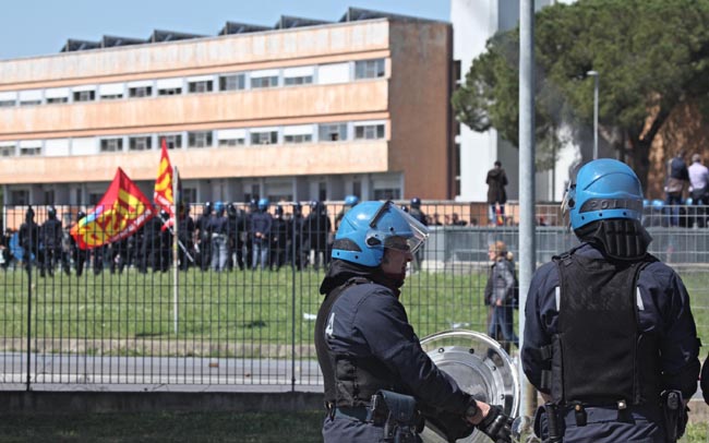 Pisa, scontri al corteo anti Renzi: feriti Pisa, scontri al corteo anti Renzi: feriti
