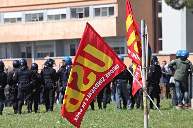 Pisa, scontri al corteo anti Renzi: feriti Pisa, scontri al corteo anti Renzi: feriti