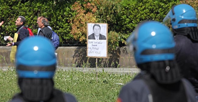 Pisa, scontri al corteo anti Renzi: feriti Pisa, scontri al corteo anti Renzi: feriti