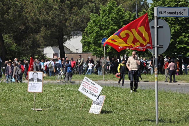 Pisa, scontri al corteo anti Renzi: feriti Pisa, scontri al corteo anti Renzi: feriti
