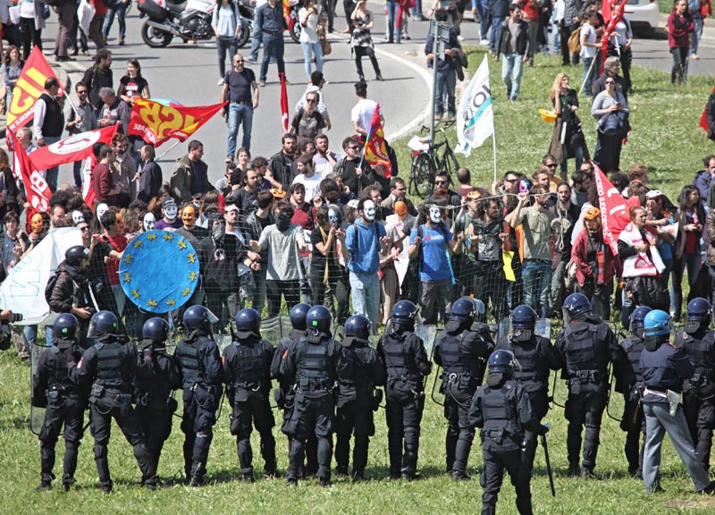 Pisa, scontri al corteo anti Renzi: feriti Pisa, scontri al corteo anti Renzi: feriti