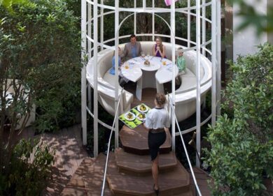 Il tavolo più ambito di Parigi è la “Voliera in giardino”