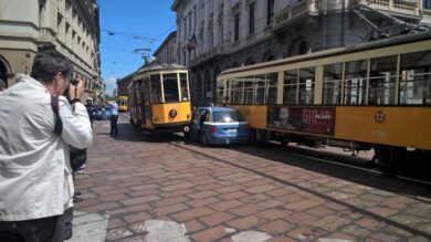 Piazza della Scala, incidente tra due tram e auto della polizia. Foto
