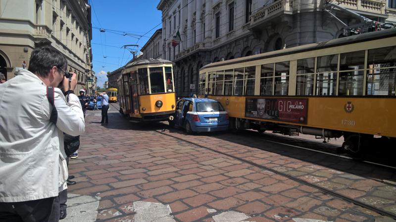 Piazza della Scala, incidente tra due tram e auto della polizia. Foto Piazza della Scala, incidente tra due tram e auto della polizia. Foto
