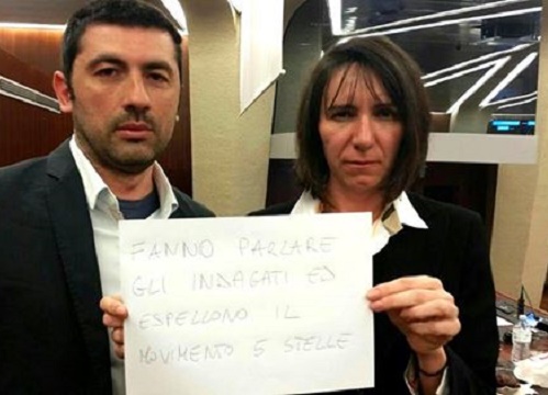 Regione, il ritorno di Mantovani. Striscioni del M5S in Aula. Foto Regione, il ritorno di Mantovani. Striscioni del M5S in Aula. Foto