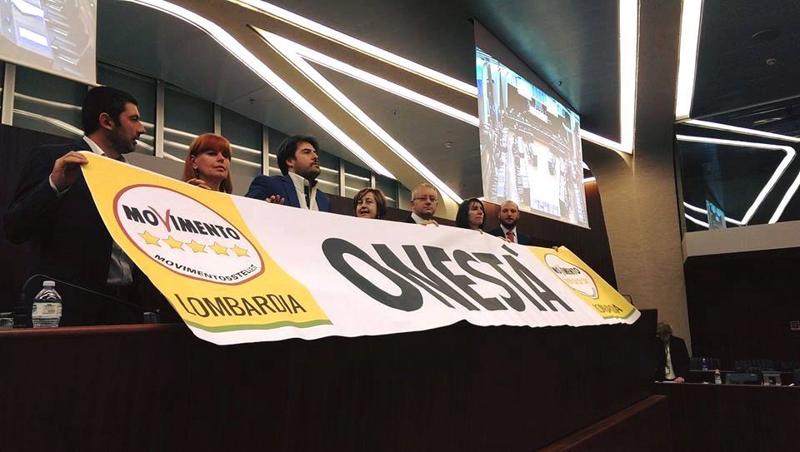 Regione, il ritorno di Mantovani. Striscioni del M5S in Aula. Foto Regione, il ritorno di Mantovani. Striscioni del M5S in Aula. Foto
