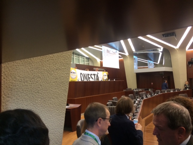 Regione, il ritorno di Mantovani. Striscioni del M5S in Aula. Foto Regione, il ritorno di Mantovani. Striscioni del M5S in Aula. Foto