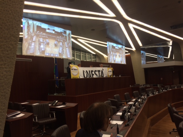 Regione, il ritorno di Mantovani. Striscioni del M5S in Aula. Foto Regione, il ritorno di Mantovani. Striscioni del M5S in Aula. Foto