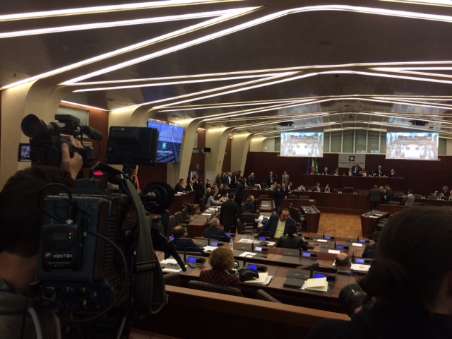 Regione, il ritorno di Mantovani. Striscioni del M5S in Aula. Foto Regione, il ritorno di Mantovani. Striscioni del M5S in Aula. Foto