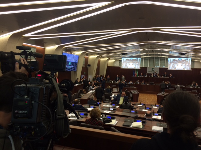 Regione, il ritorno di Mantovani. Striscioni del M5S in Aula. Foto Regione, il ritorno di Mantovani. Striscioni del M5S in Aula. Foto