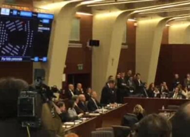 Mantovani torna in Regione tra le proteste. E cita Gramsci. VIDEO