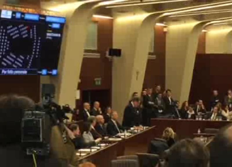 Mantovani torna in Regione tra le proteste. E cita Gramsci. VIDEO Mantovani torna in Regione tra le proteste. E cita Gramsci. VIDEO