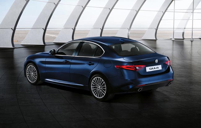 Auto, la nuova Giulia arriva nei concessionari. E Renzi la battezza Auto, la nuova Giulia arriva nei concessionari. E Renzi la battezza