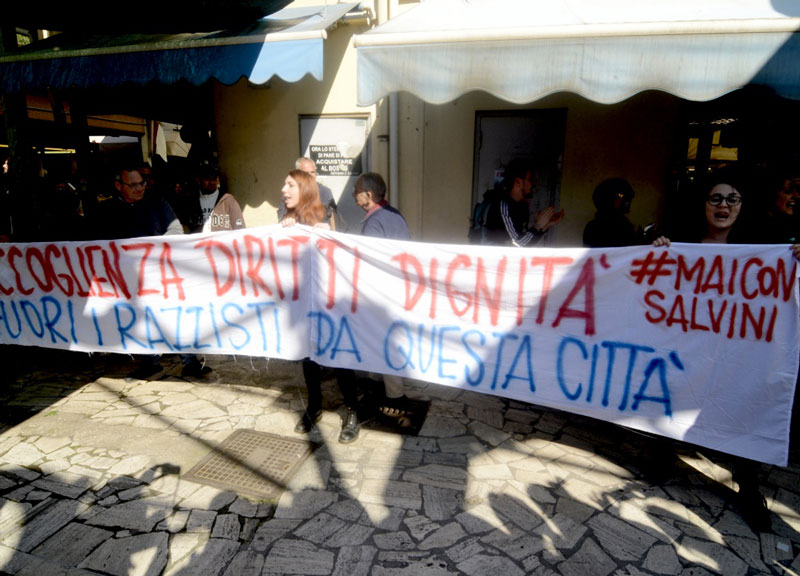 Salvini cacciato dal mercato della Montagnola: “Via chi odia Roma” Salvini cacciato dal mercato della Montagnola: “Via chi odia Roma”