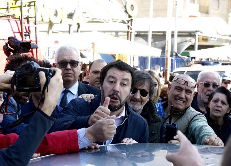 Salvini cacciato dal mercato della Montagnola: “Via chi odia Roma” Salvini cacciato dal mercato della Montagnola: “Via chi odia Roma”