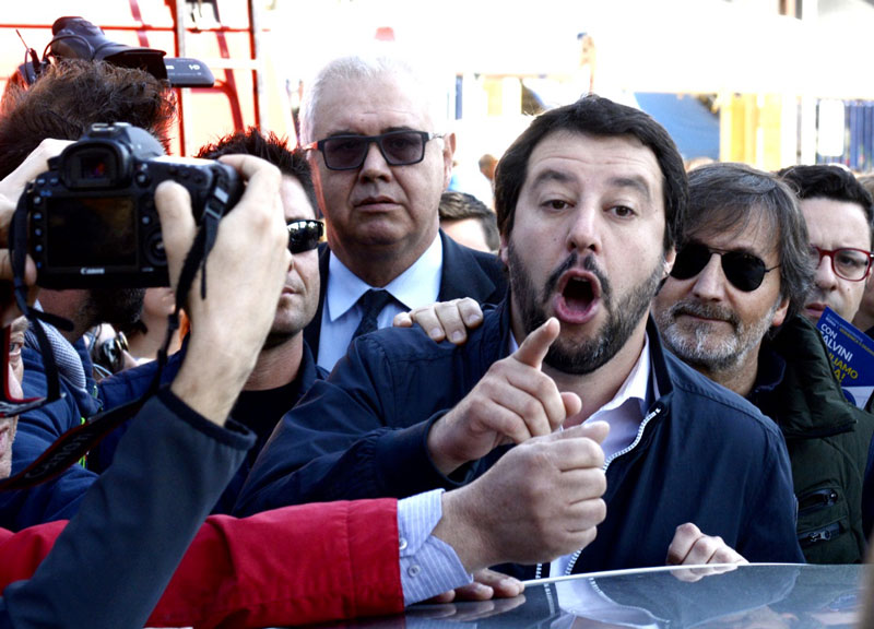 Salvini cacciato dal mercato della Montagnola: “Via chi odia Roma” Salvini cacciato dal mercato della Montagnola: “Via chi odia Roma”