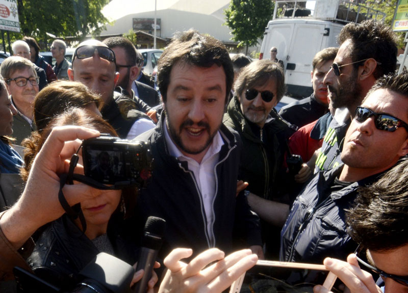 Salvini cacciato dal mercato della Montagnola: “Via chi odia Roma” Salvini cacciato dal mercato della Montagnola: “Via chi odia Roma”