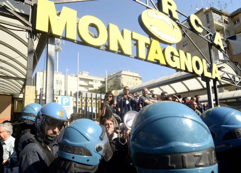 Salvini cacciato dal mercato della Montagnola: “Via chi odia Roma” Salvini cacciato dal mercato della Montagnola: “Via chi odia Roma”
