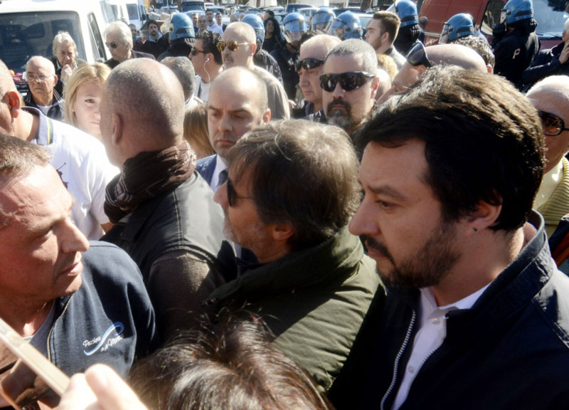 Salvini cacciato dal mercato della Montagnola: “Via chi odia Roma” Salvini cacciato dal mercato della Montagnola: “Via chi odia Roma”