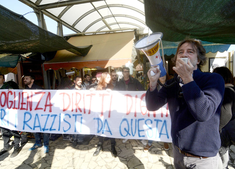 Salvini cacciato dal mercato della Montagnola: “Via chi odia Roma” Salvini cacciato dal mercato della Montagnola: “Via chi odia Roma”