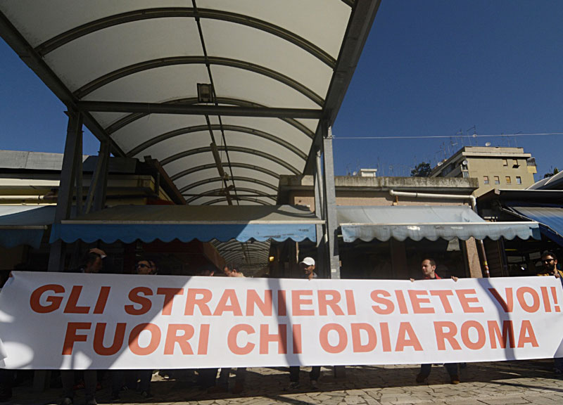 Salvini cacciato dal mercato della Montagnola: “Via chi odia Roma” Salvini cacciato dal mercato della Montagnola: “Via chi odia Roma”