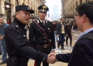 I poliziotti cinesi a Milano diventano star: abbracci e selfie