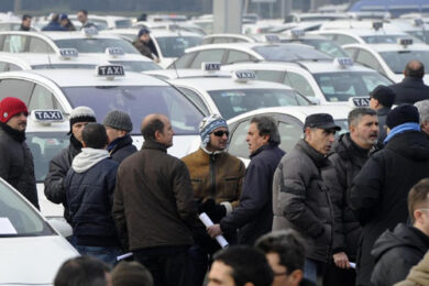 Tassisti, sciopero selvaggio contro Uber: centinaia incrociano le braccia