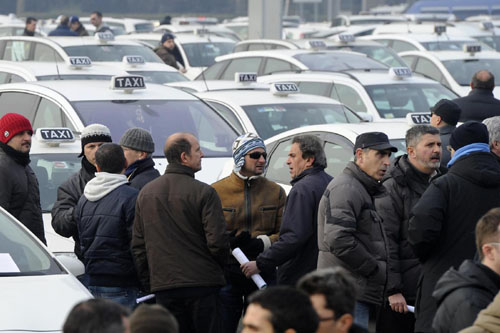 Tassisti, sciopero selvaggio contro Uber: centinaia incrociano le braccia Tassisti, sciopero selvaggio contro Uber: centinaia incrociano le braccia