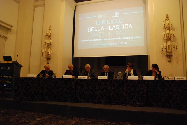 Riciclo plastica, Italia al top grazie a innovazione e efficienza Riciclo plastica, Italia al top grazie a innovazione e efficienza