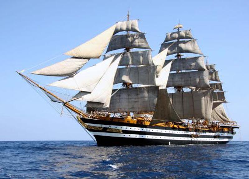 Cuvage salpa con l’Amerigo Vespucci Cuvage salpa con l’Amerigo Vespucci