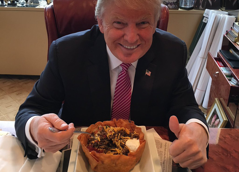 Usa, Trump mangia Tacos su Twitter per farsi perdonare dagli ispanici Usa, Trump mangia Tacos su Twitter per farsi perdonare dagli ispanici