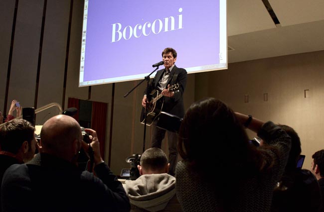 Morandi in Bocconi: “Io star di Facebook. E a Fedez…” Morandi in Bocconi: “Io star di Facebook. E a Fedez…”