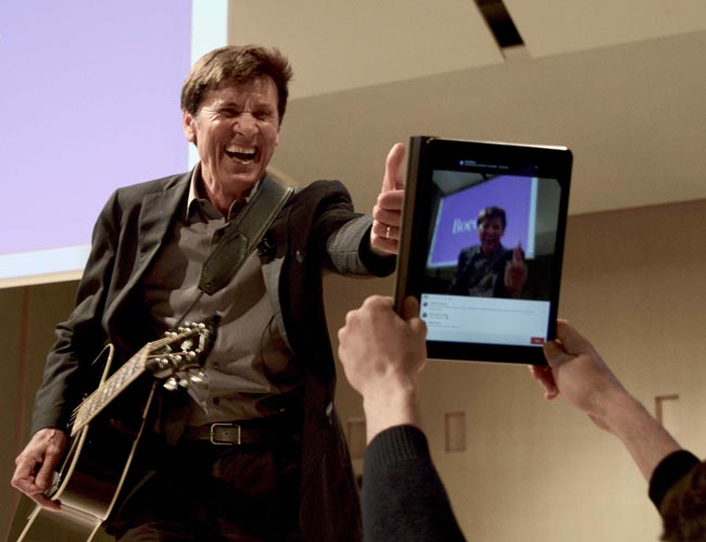 Morandi in Bocconi: “Io star di Facebook. E a Fedez…” Morandi in Bocconi: “Io star di Facebook. E a Fedez…”