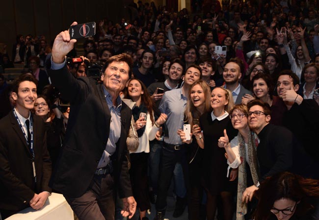 Morandi in Bocconi: “Io star di Facebook. E a Fedez…” Morandi in Bocconi: “Io star di Facebook. E a Fedez…”