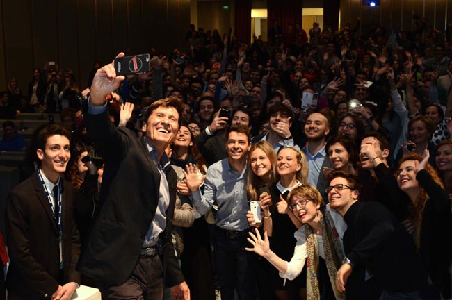Morandi in Bocconi: “Io star di Facebook. E a Fedez…” Morandi in Bocconi: “Io star di Facebook. E a Fedez…”