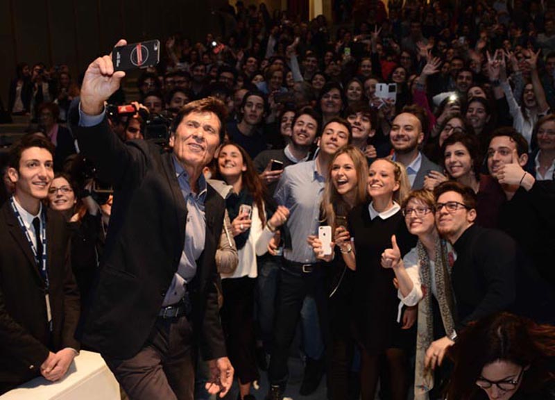 Morandi in Bocconi: “Io star di Facebook. E a Fedez…” Morandi in Bocconi: “Io star di Facebook. E a Fedez…”