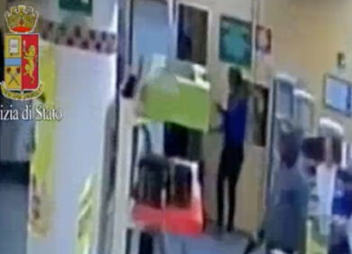 Assaltano supermercato ai Parioli. Rapinatori braccati in una scuola