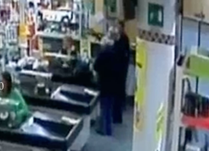 Assaltano supermercato ai Parioli. Rapinatori braccati in una scuola Assaltano supermercato ai Parioli. Rapinatori braccati in una scuola