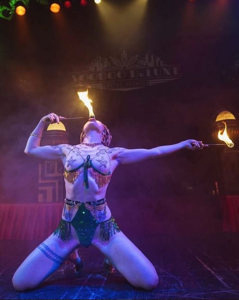 Burlesque: la ‘dea del fuoco’ Janet Fischietto a Retroville