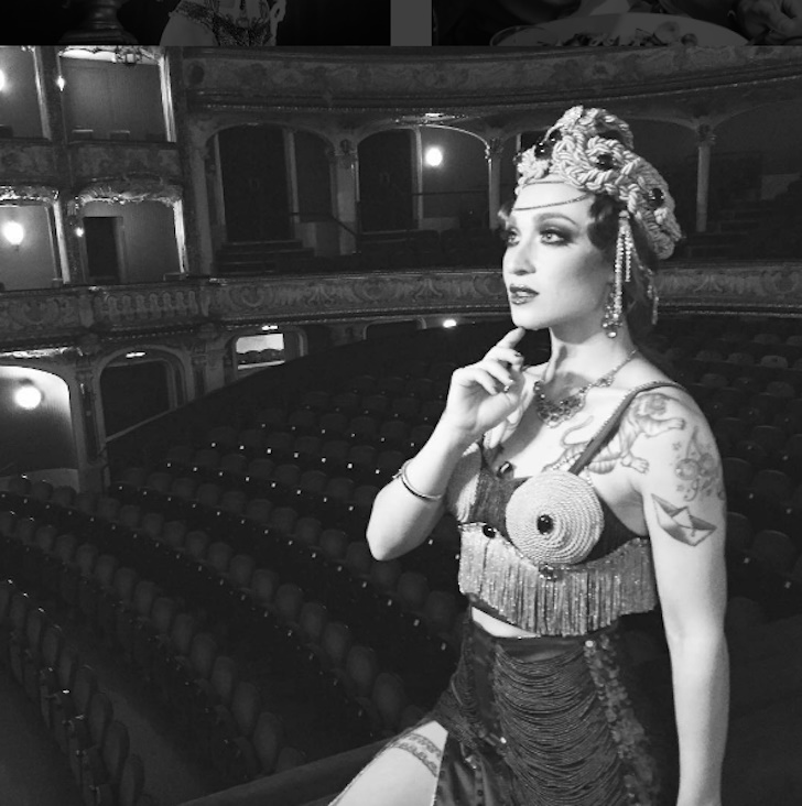 Burlesque: la ‘dea del fuoco’ Janet Fischietto a Retroville