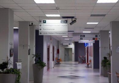 Entra in ospedale e molesta tre donne. Arrestato ventenne africano