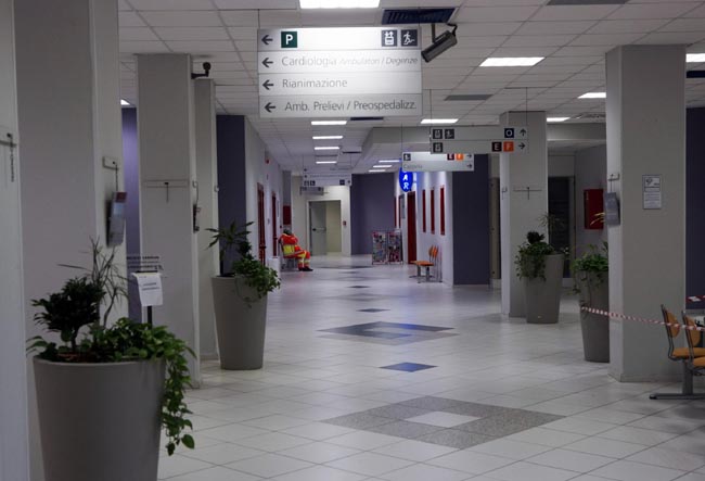 Entra in ospedale e molesta tre donne. Arrestato ventenne africano